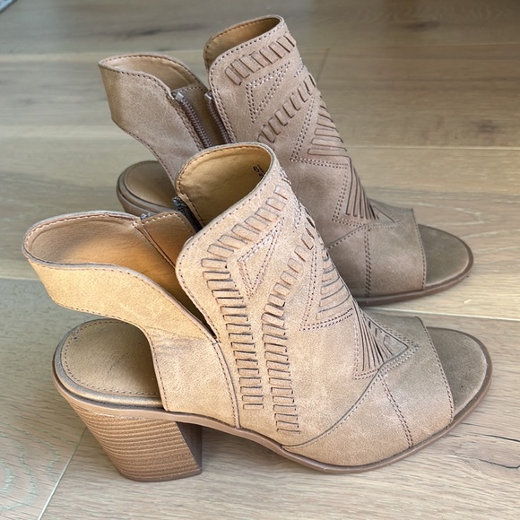 Universal Thread Shoes - Picture 2 of 7